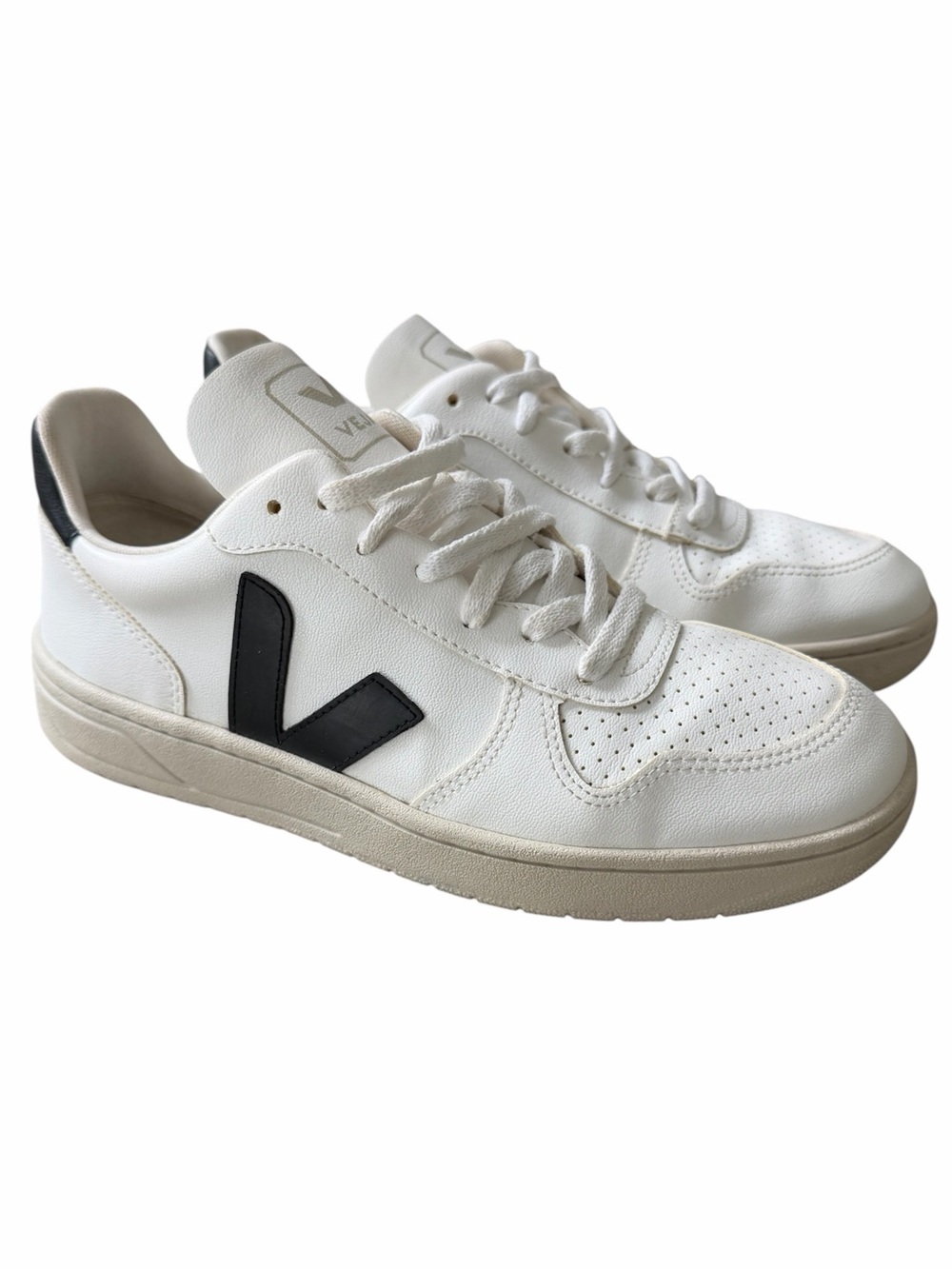 Veja V-10 CWL Low-Top Sneaker in White Black Women’s Size 8 RUNS LARGE